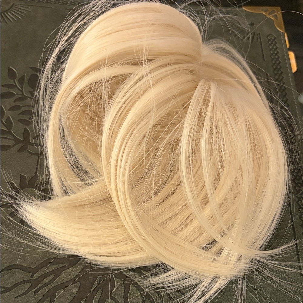 NWOT hair add in white blonde.